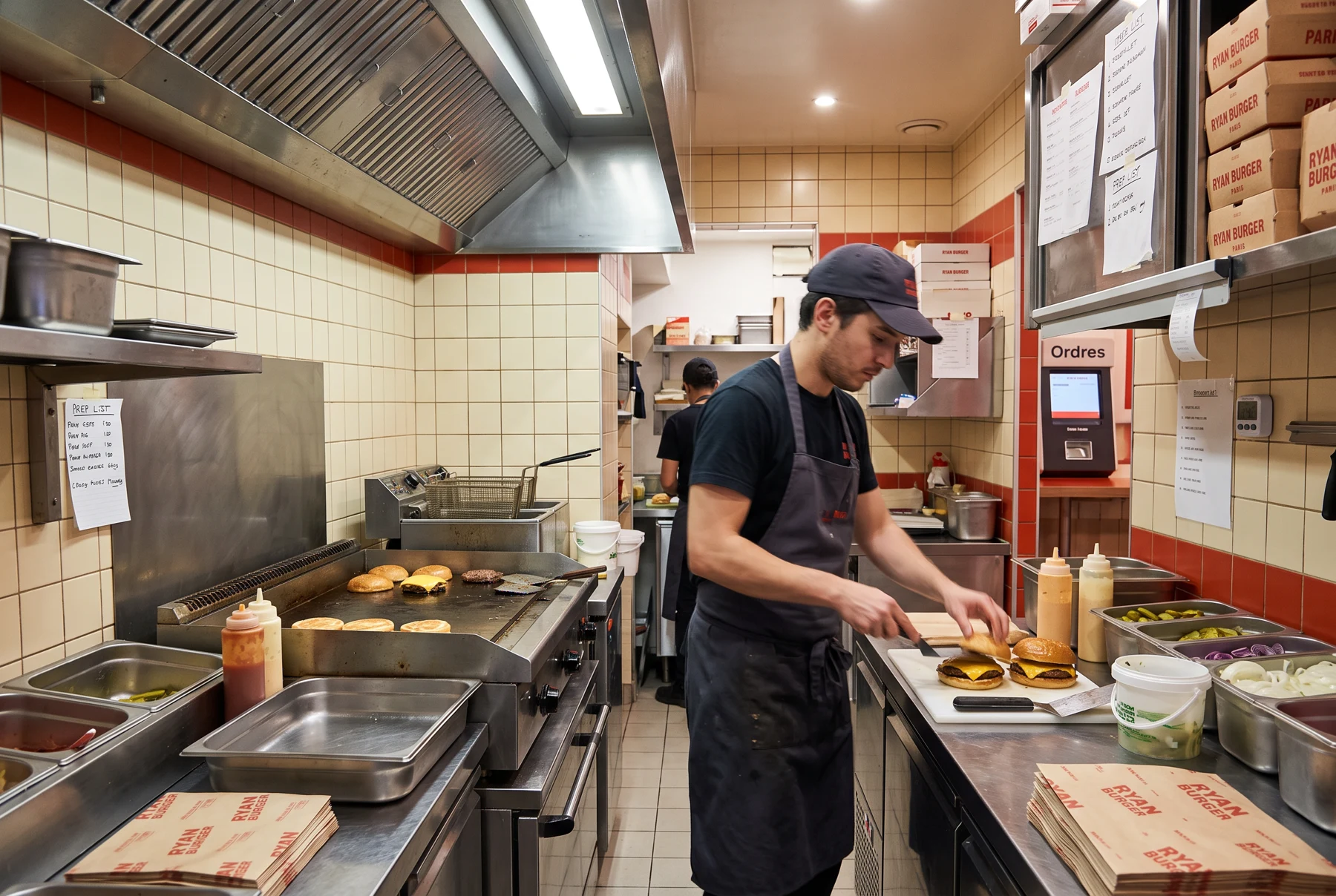 Concept de cuisine Ryan Burger et préparation d'un burger